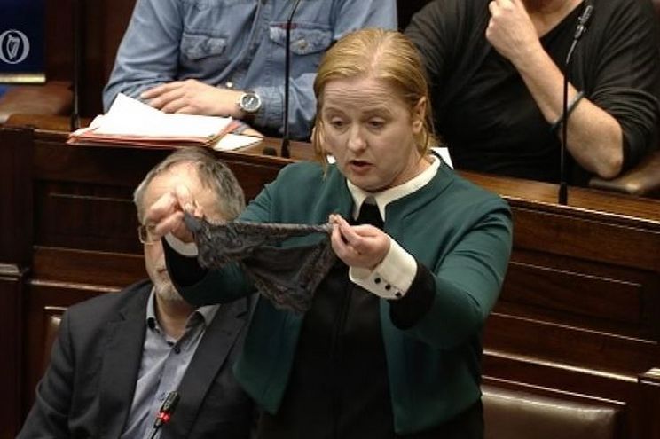 Deputada irlandesa mostra cuecas de renda no Parlamento em protesto contra julgamento por violação