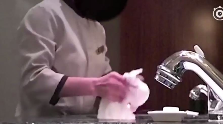 Funcionários de hotéis de luxo na China filmados a limpar quartos com toalhas usadas e a reutilizar copos sujos | VÍDEO