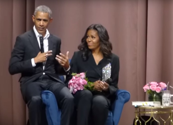Barack Obama surpreende Michelle com gesto romântico em palco | VÍDEO