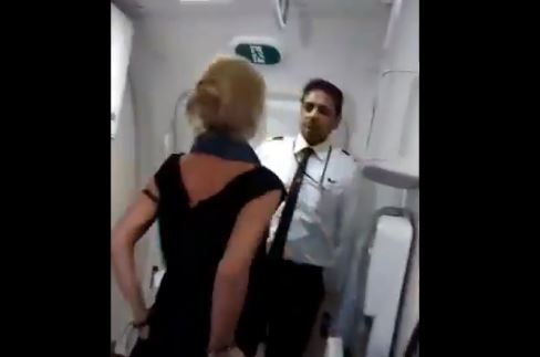 Passageira detida por insultar assistentes de bordo depois de se recusarem a servir-lhe mais vinho | Vídeo