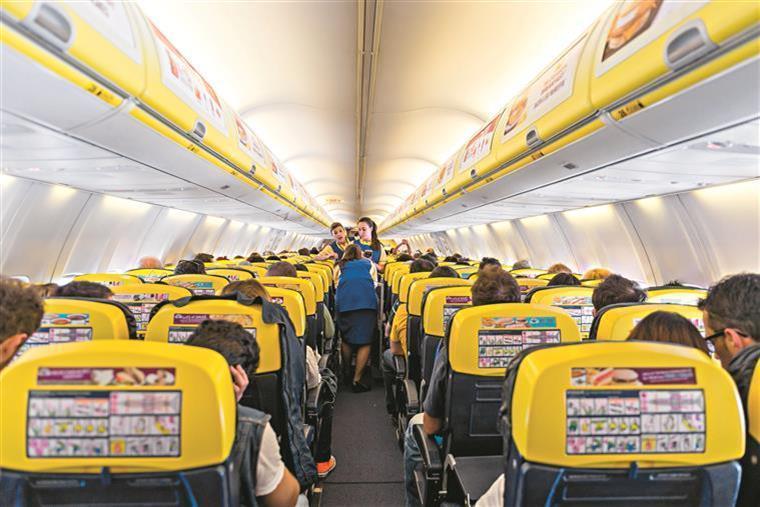 A Ryanair está a recrutar assistentes de bordo em Portugal