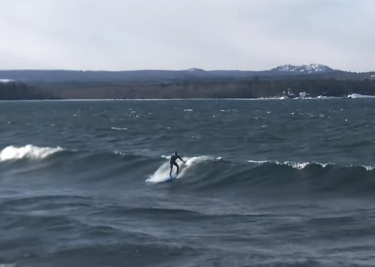 Este homem decidiu surfar com temperaturas negativas e foi isto que aconteceu… | Vídeo