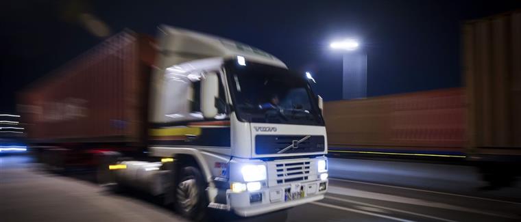 Governo francês estuda imposto à circulação de camiões
