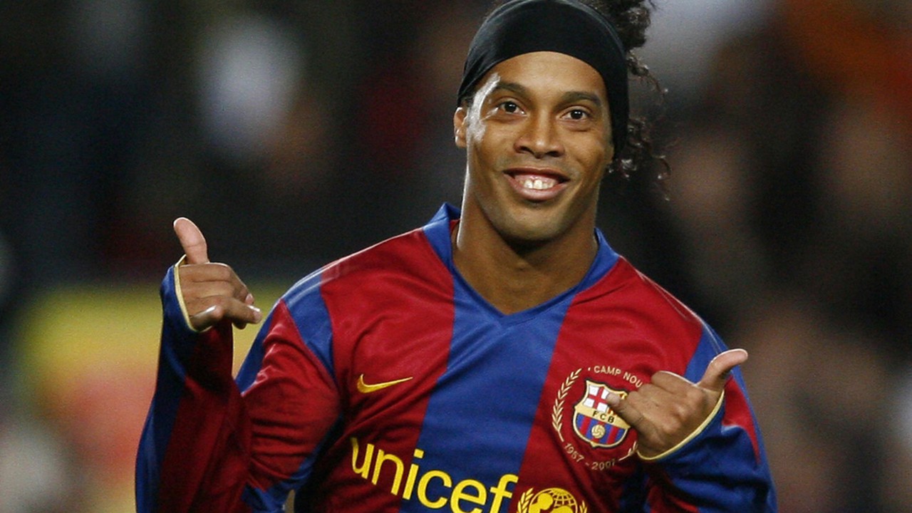 Sem clube desde 2015, Ronaldinho abandona relvados