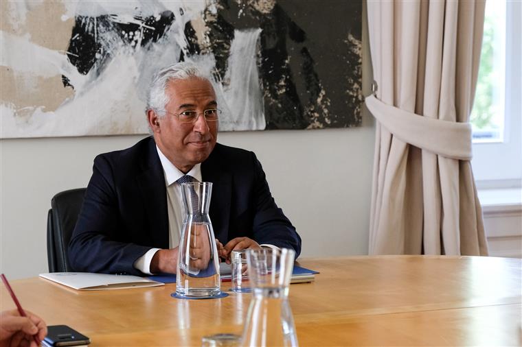 As preocupações que Costa leva para o encontro com João Lourenço em Davos