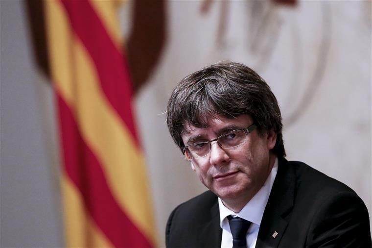 Catalunha. Presidente do parlamento quer Puigdemont como líder do Governo