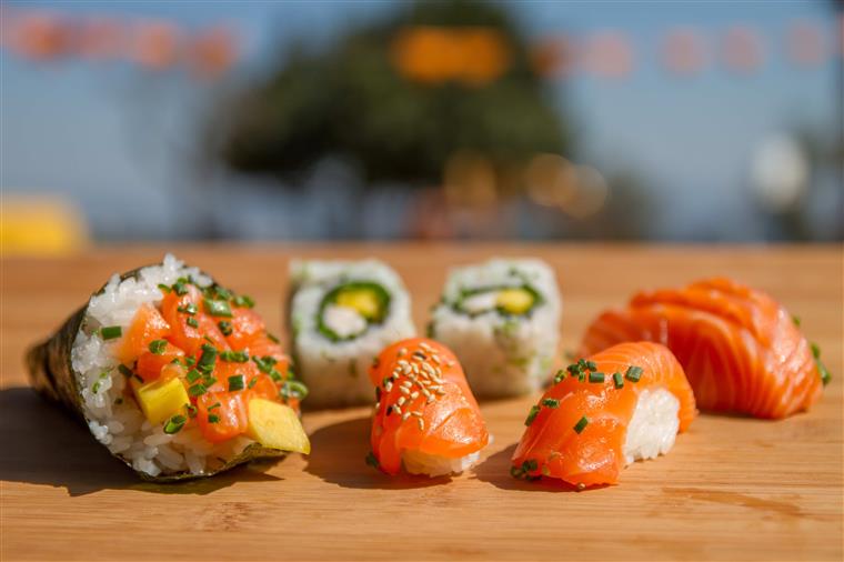 Homem comia sushi todos os dias e desenvolve uma ténia de 1,67 metros