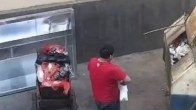 China. Homem apanhado a meter filha recém-nascida no caixote do lixo | Vídeo