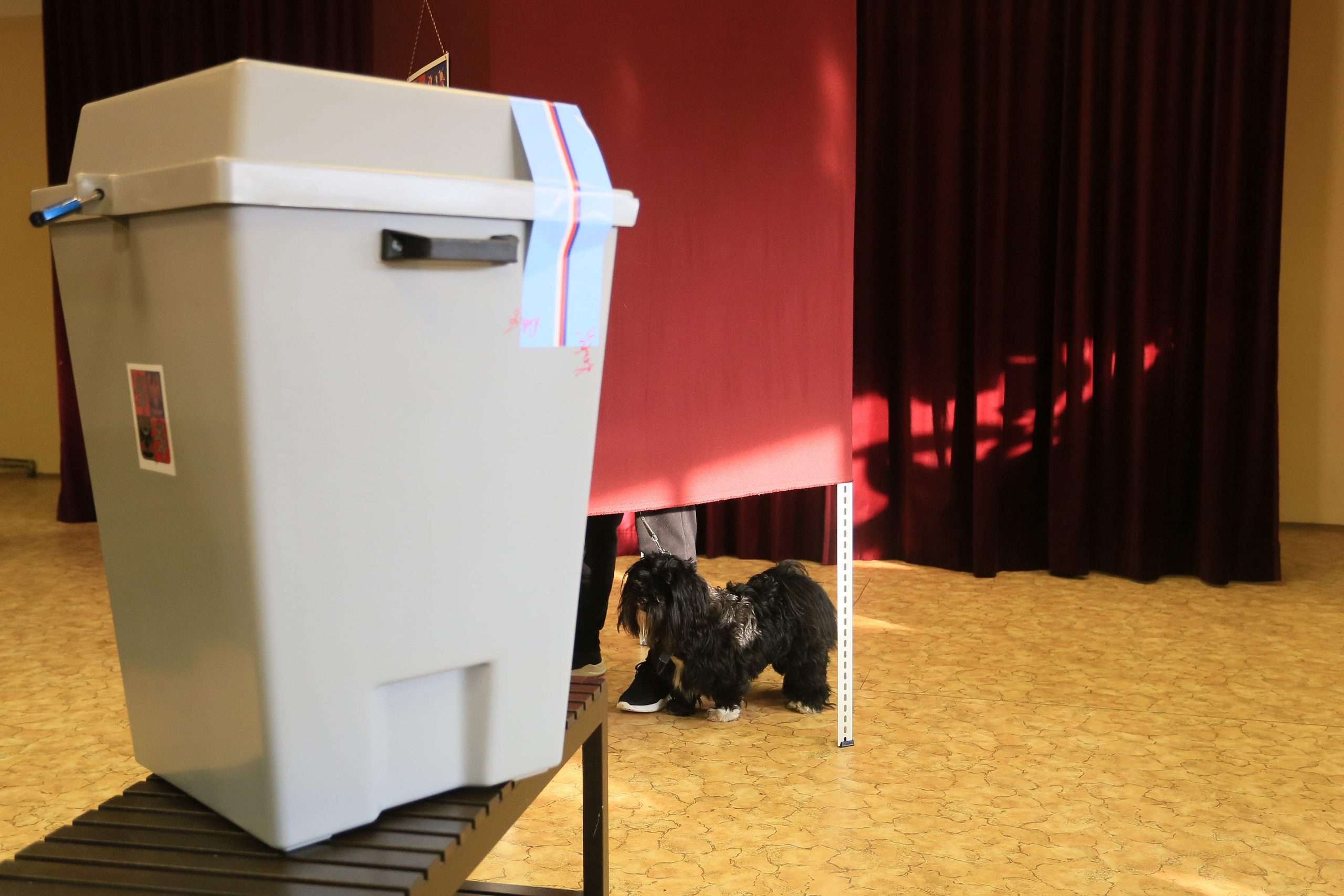 Eleitores checos decidem entre alinhamento com Moscovo ou Bruxelas