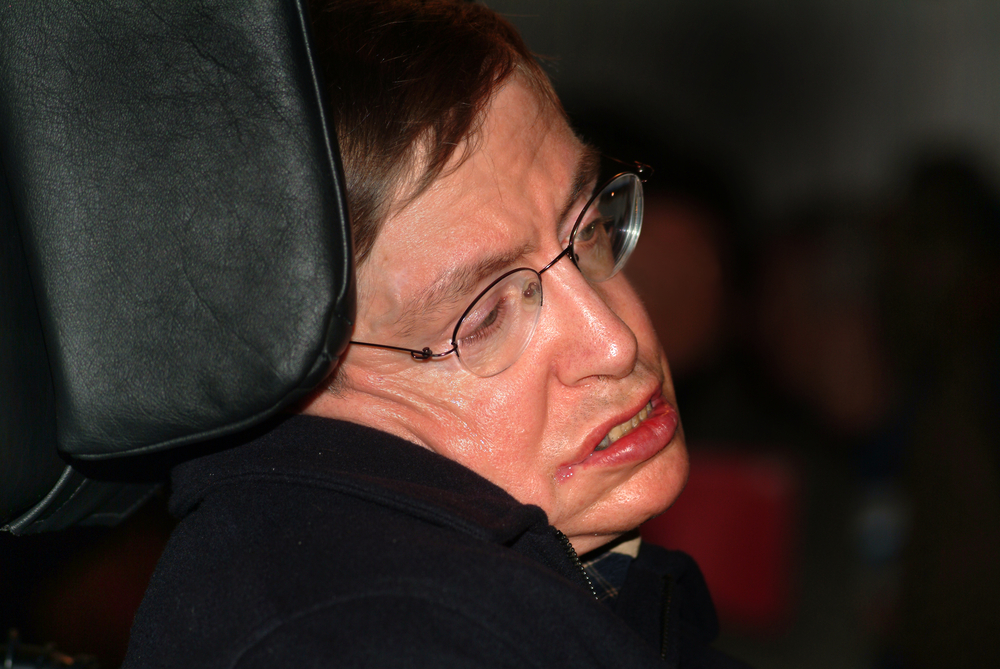 Há 33 anos, médicos aconselharam a desligar o suporte de vida de Hawking. Físico faz hoje 76