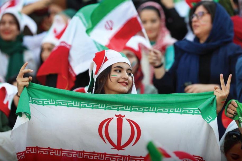 Mulheres iranianas deixam de ser adeptas de sofá no futebol