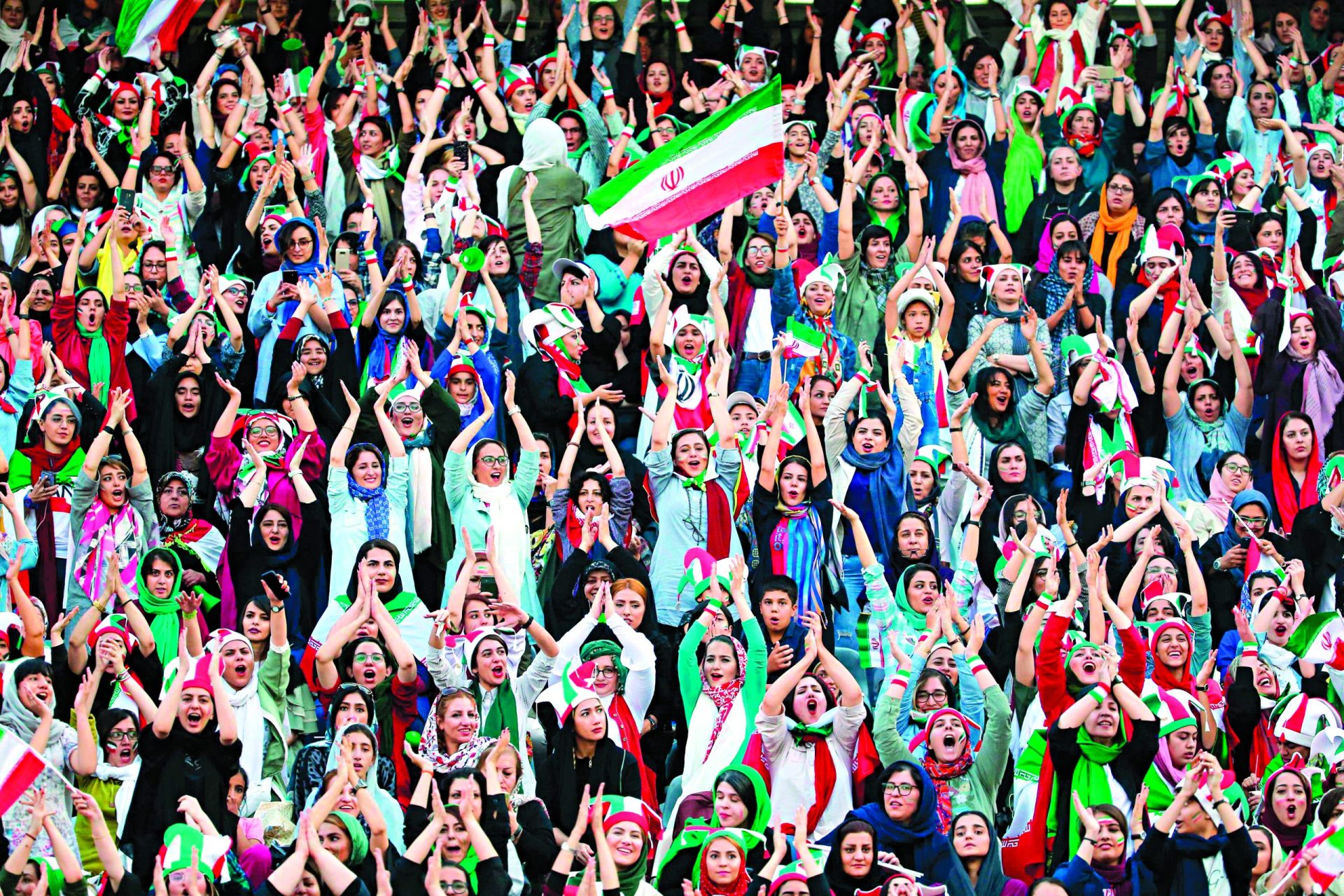 Irão-Camboja. Uma imagem para a história: iranianas voltam aos estádios de futebol
