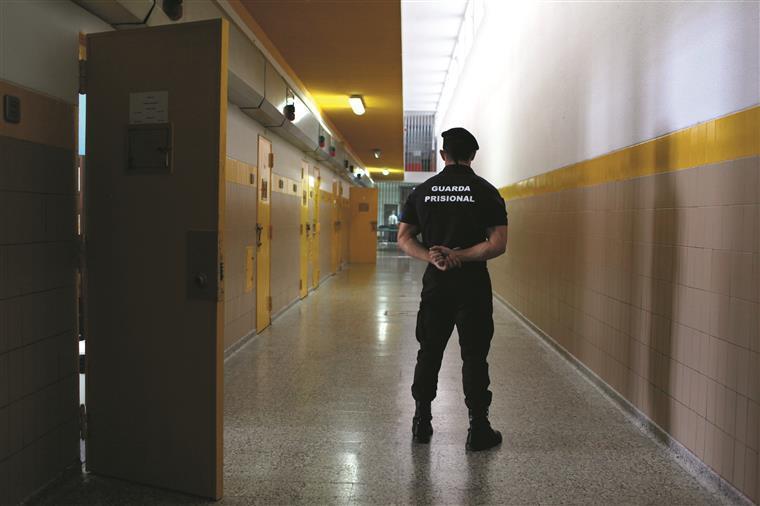 Quatro guardas de cadeia em Sintra agredidos e transportados para as urgências