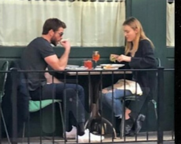Liam Hemsworth passeia de mãos dadas com atriz em Nova Iorque