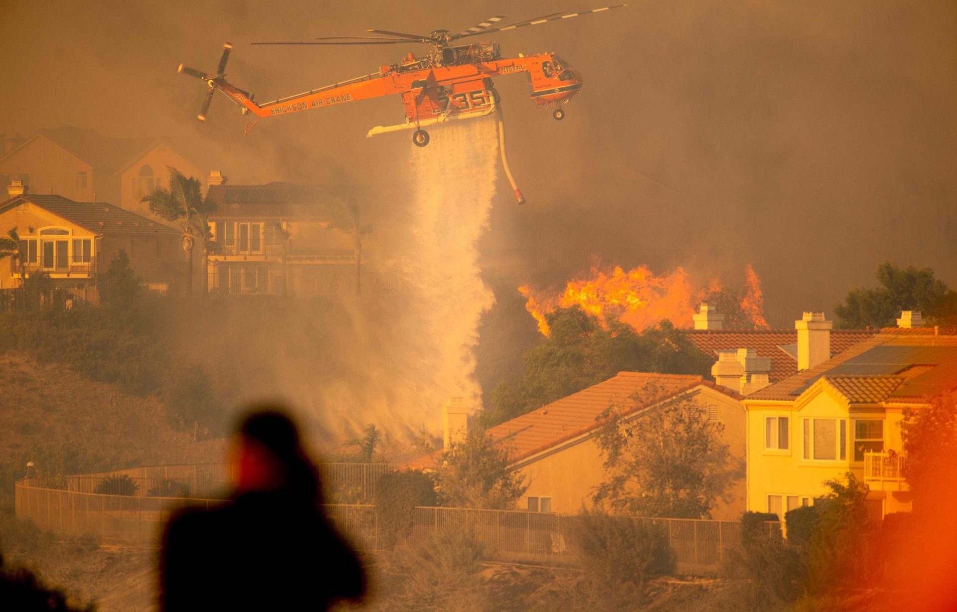 Incêndio em Los Angeles ameaça zona urbana e obriga à mobilização de cem mil pessoas