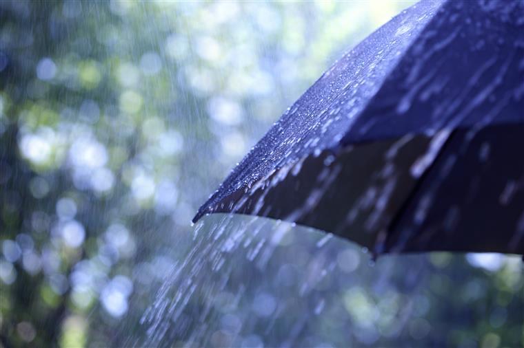 Chuva deixa cinco distritos sob aviso amarelo este domingo