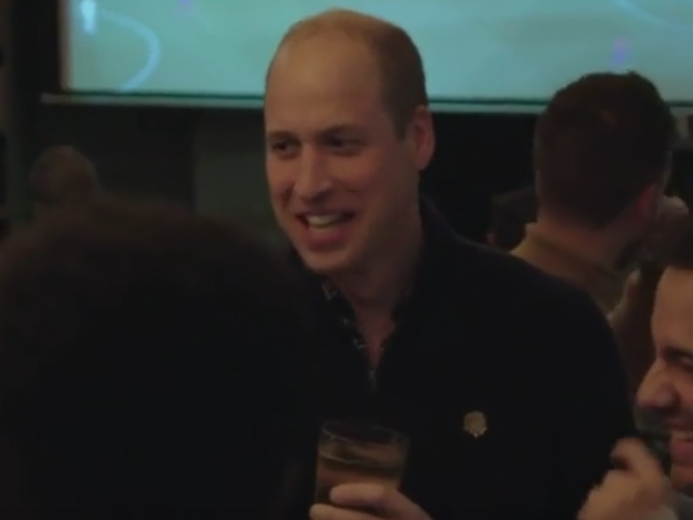 Príncipe William vê jogo de futebol em pub em Inglaterra  |  VÍDEO