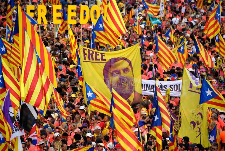 Catalunha. Manifestantes pró independência saem à rua e provocam o cancelamento de voos