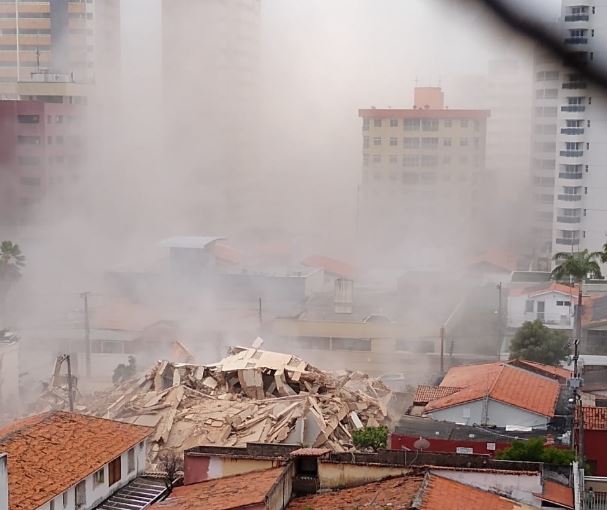 Prédio residencial de sete andares desaba em Fortaleza