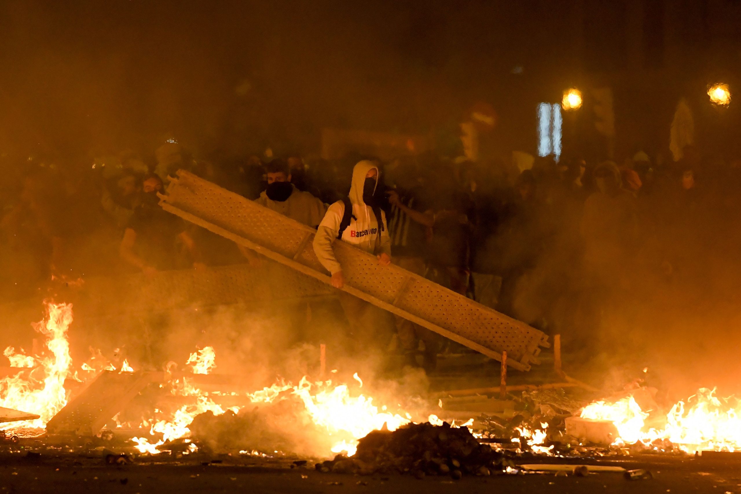 Protestos continuam em Barcelona e a destruição é cada vez maior | Fotogaleria