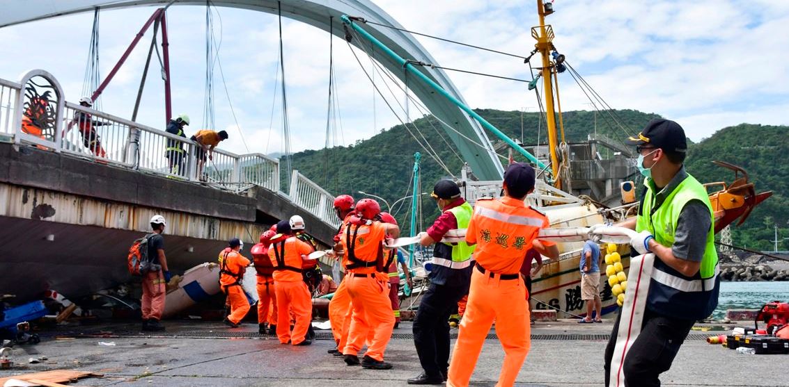Vídeo mostra desabamento de ponte em Taiwan