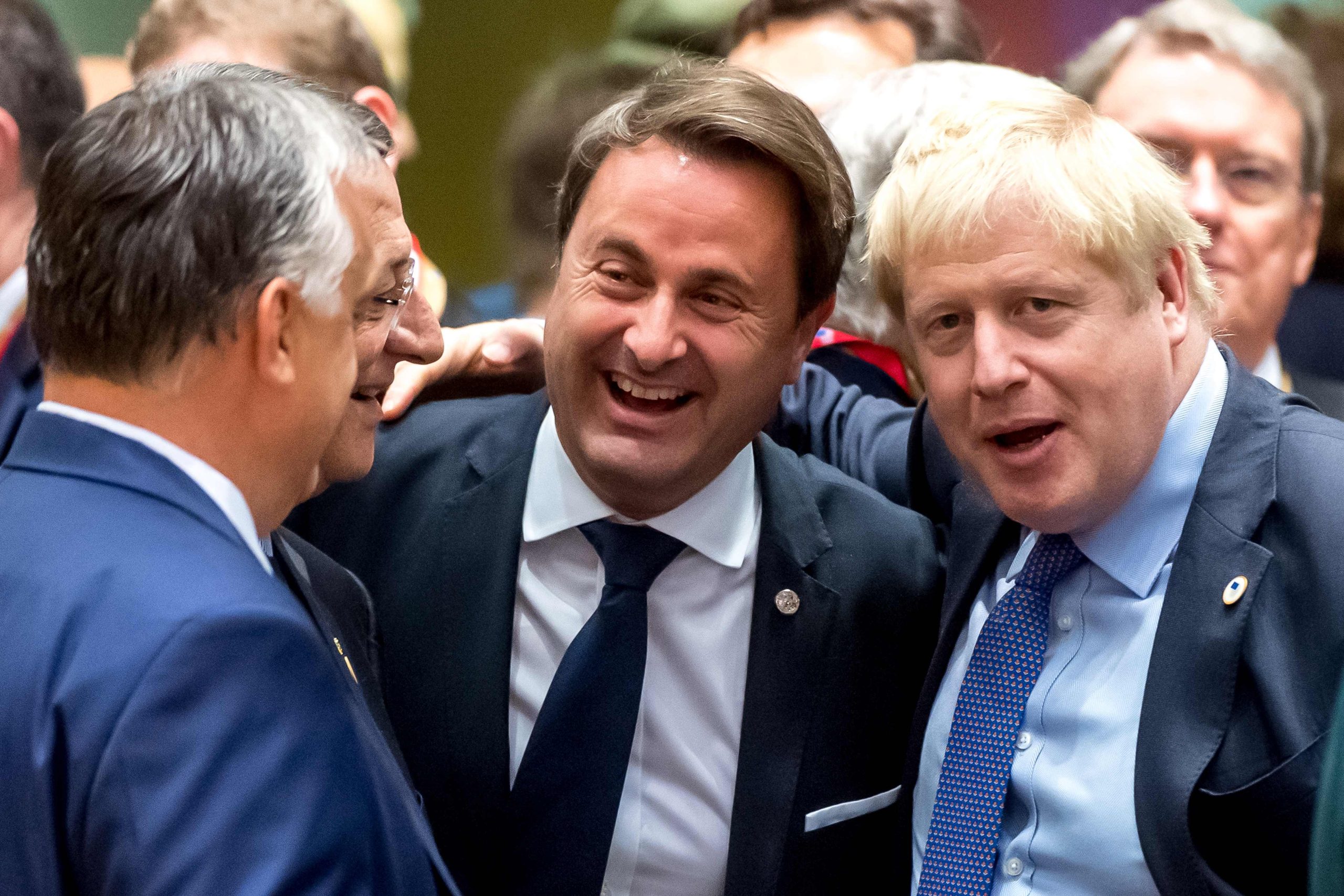 Líderes europeus dão luz verde ao novo acordo do Brexit