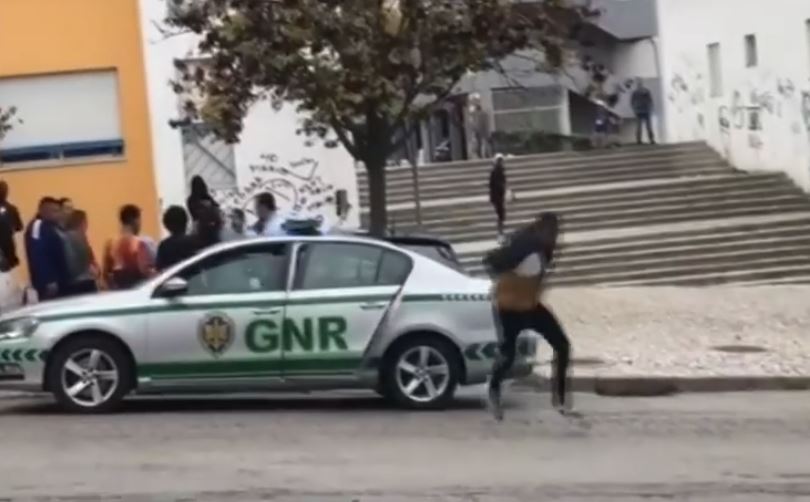 Detido foge do carro da GNR após manobra de distração criada por populares | Vídeo