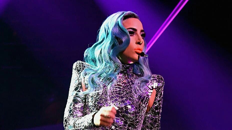 Lady Gaga ‘atira-se’ para colo de fã e cai durante concerto | VÍDEO