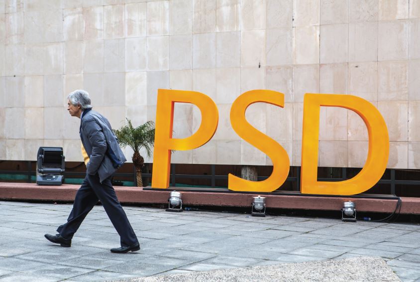 PSD adia posse do Governo ao contestar votos dos emigrantes