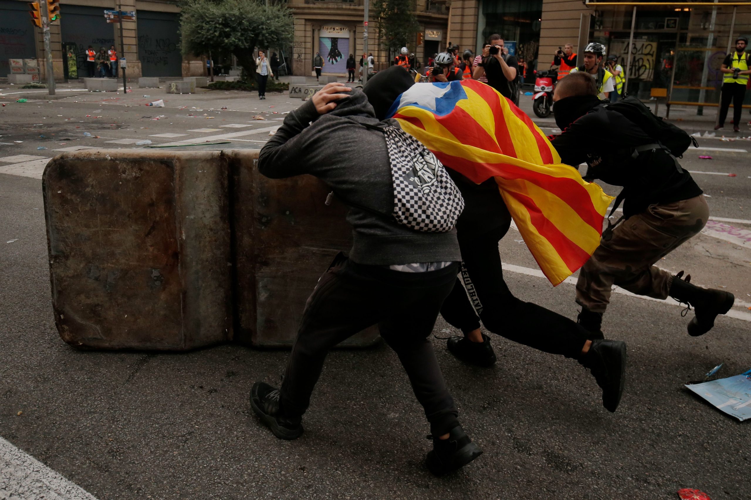 Mais de meio milhão de manifestantes saíram à rua em Barcelona. Tensão aumenta | Fotogaleria
