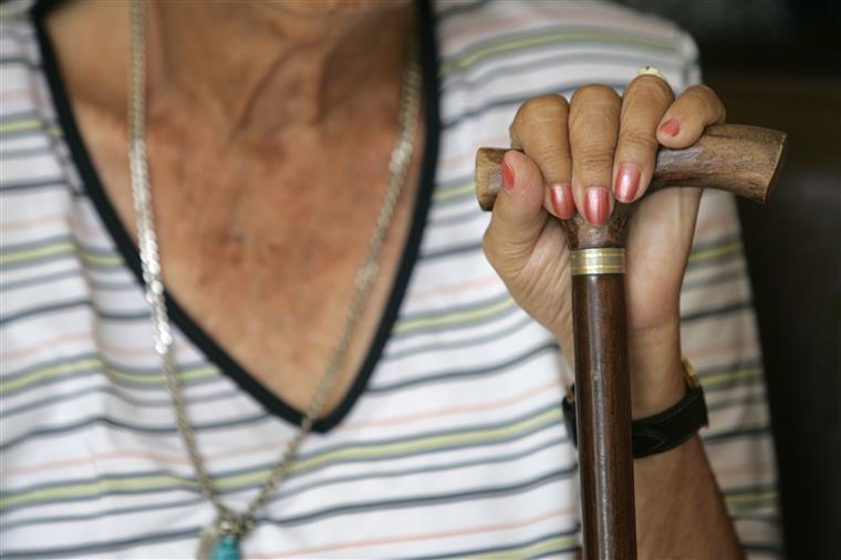 Mulher de 76 anos detida em Málaga. Idosa conta com 40 detenções e oito nomes falsos