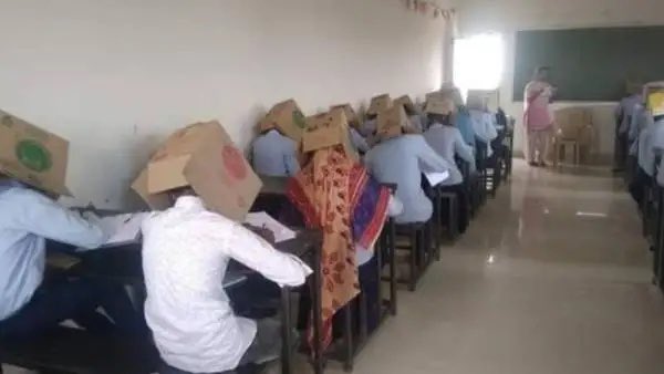 Escola implementa “técnica anti-cópias” e coloca caixas de cartão na cabeça dos alunos