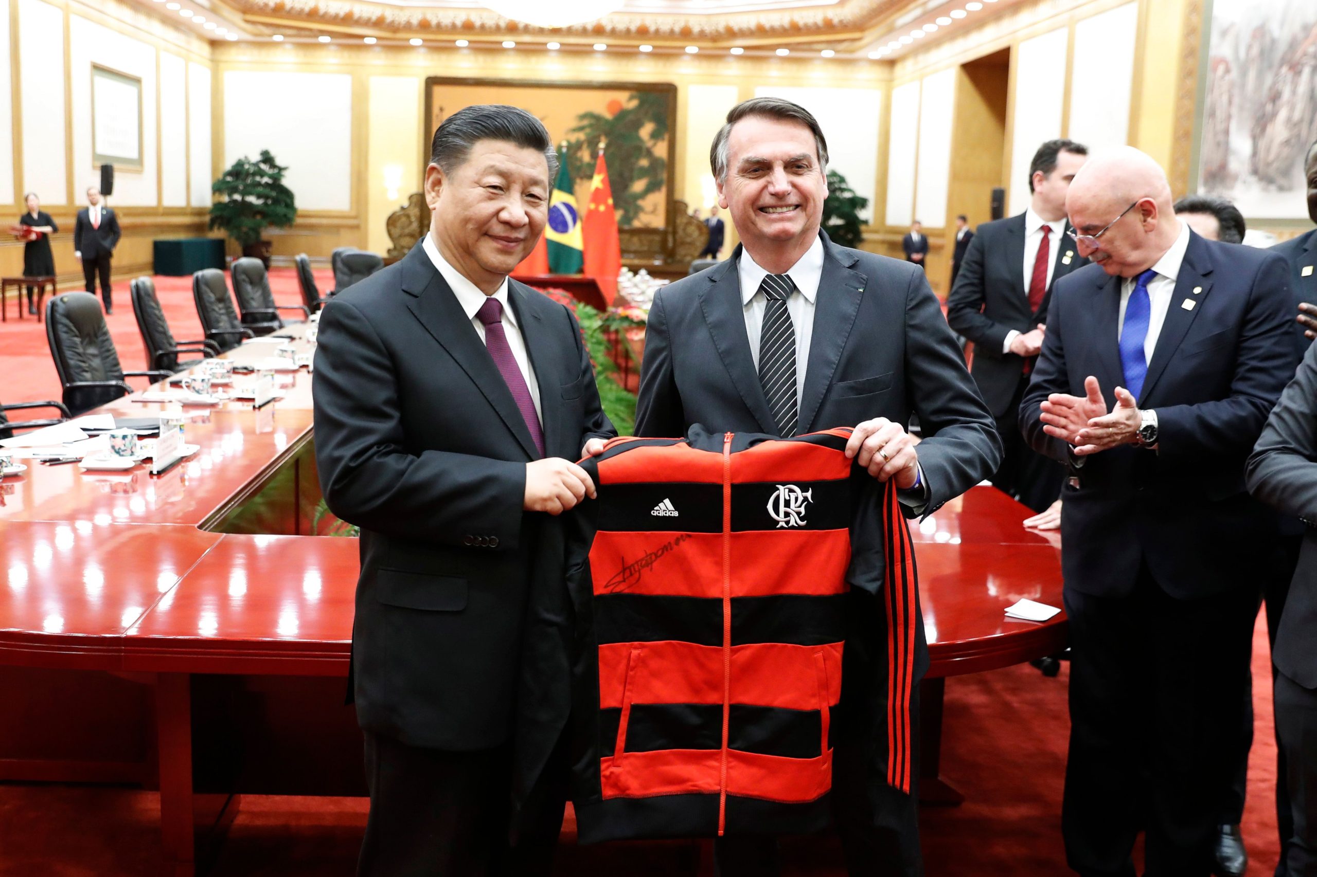 Bolsonaro oferece camisola do Flamengo de Jorge Jesus ao Presidente chinês