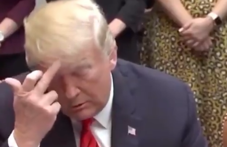 Trump acusado de mostrar &#8216;dedo do meio&#8217; | VIDEO