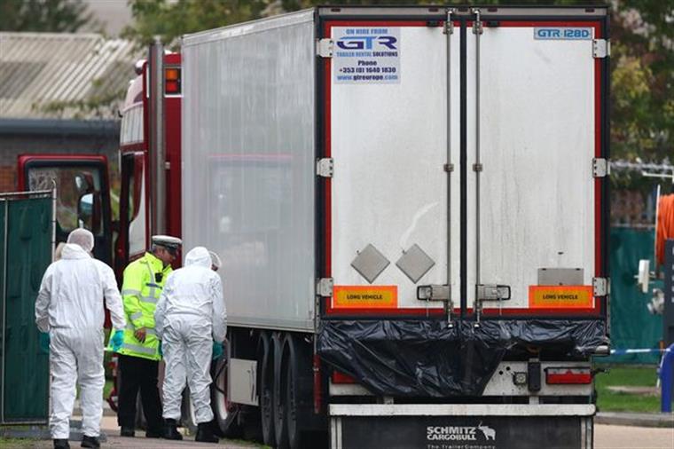 Autoridades detém quarto suspeito de envolvimento na morte de 39 pessoas no “camião do horror”