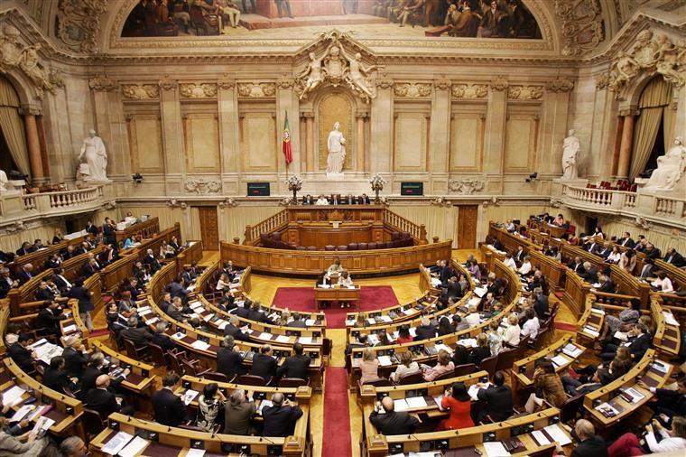 CDS não vai largar caso de Tancos e PSD aguarda debate no Parlamento