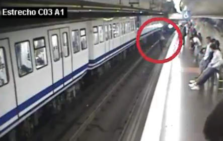 Mulher cai na linha do Metro de Madrid por não largar o telemóvel  | VÍDEO