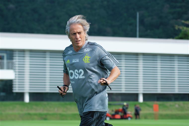 Atraso de dois minutos do Flamengo pode valer suspensão de Jorge Jesus na final da Libertadores
