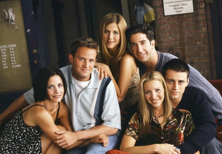 Jennifer Aniston assume que elenco de Friends &#8220;está a trabalhar em algo&#8221;