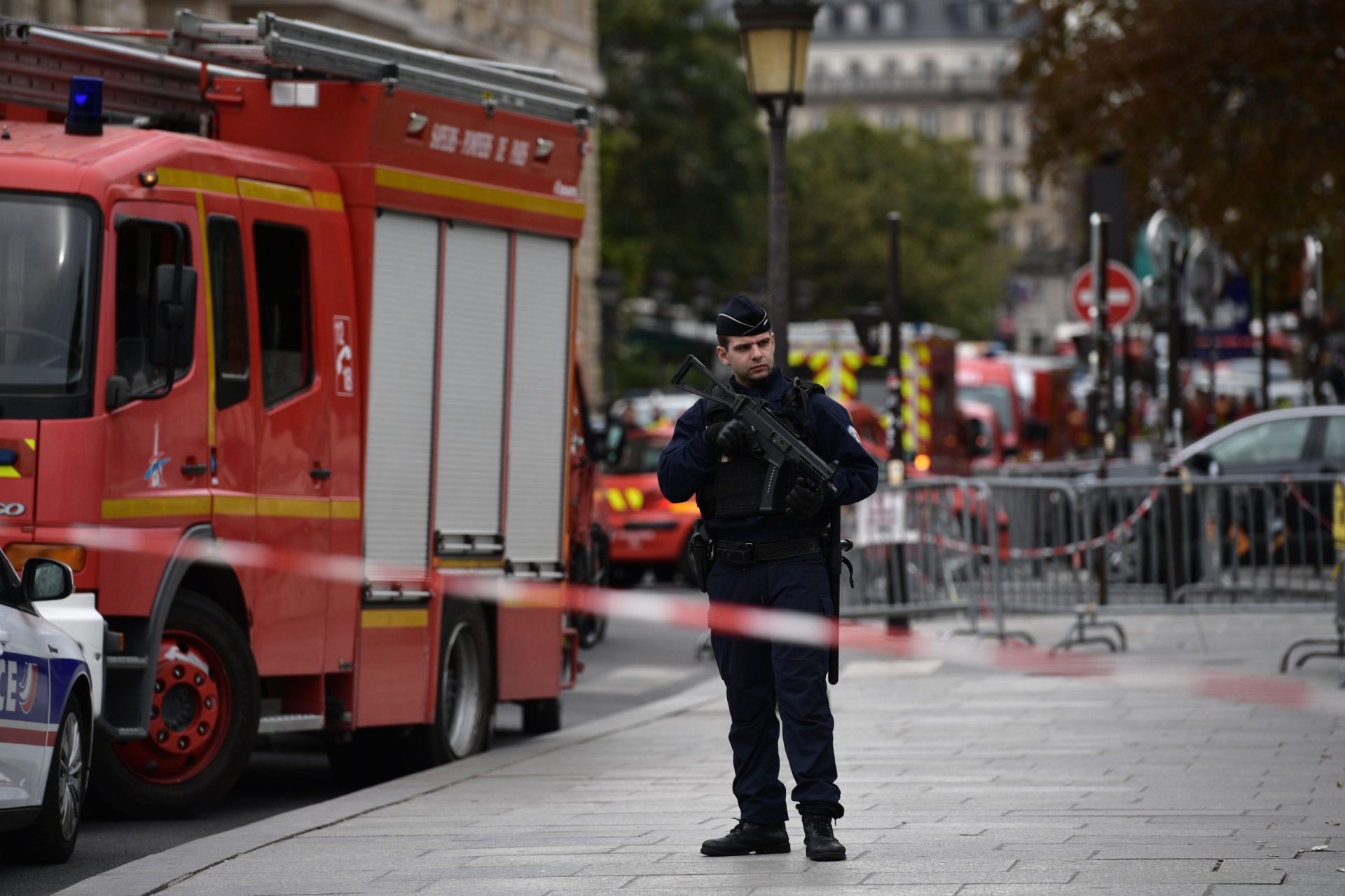 Ataque a esquadra em Paris provoca a morte de quatro agentes