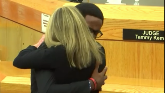 Vídeo mostra homem a abraçar ex-polícia que matou o irmão. “Eu nem quero que vás presa”