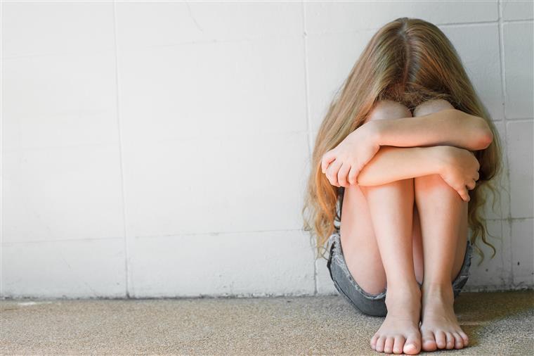 Pai viola a filha de 13 anos como “presente de aniversário”