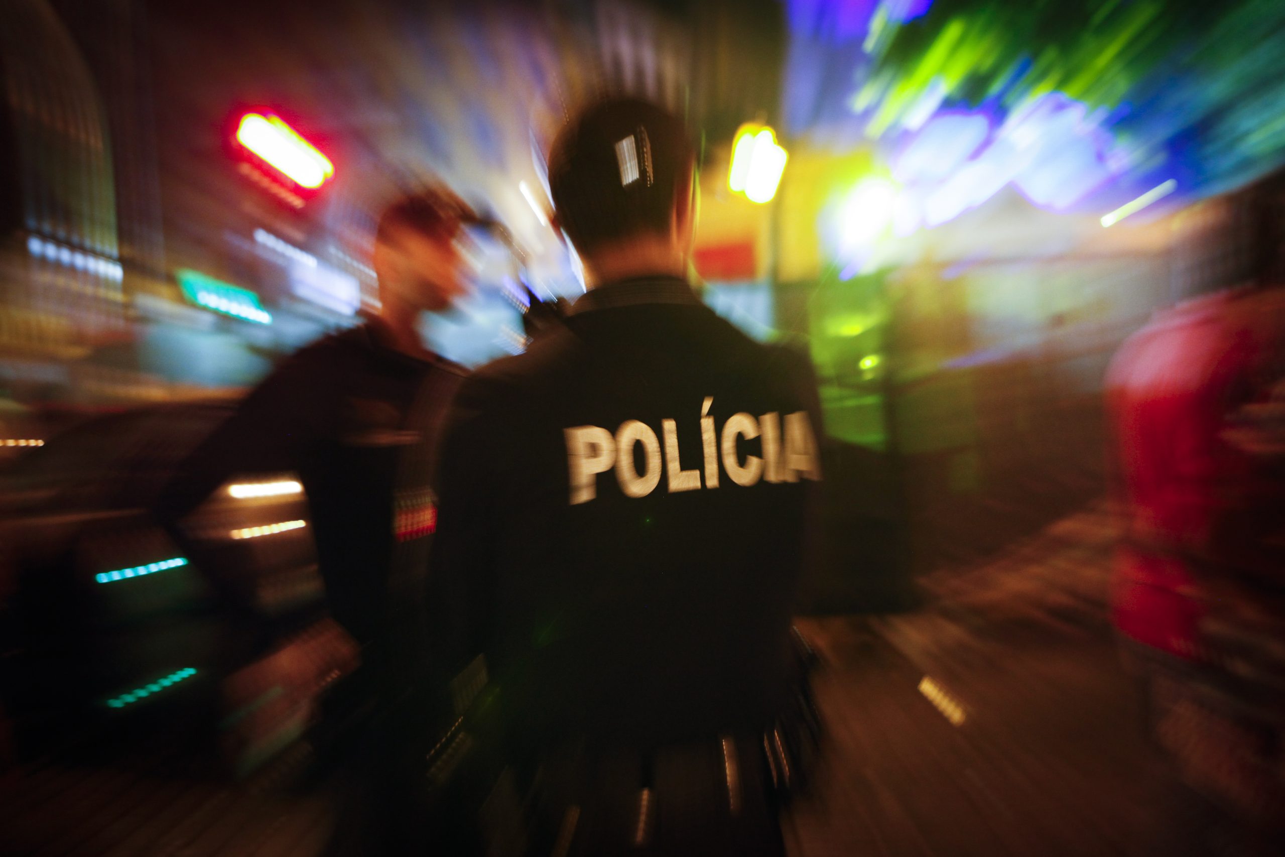 Polícia foi agredido com copo de vidro, socos e pontapés no Bairro Alto