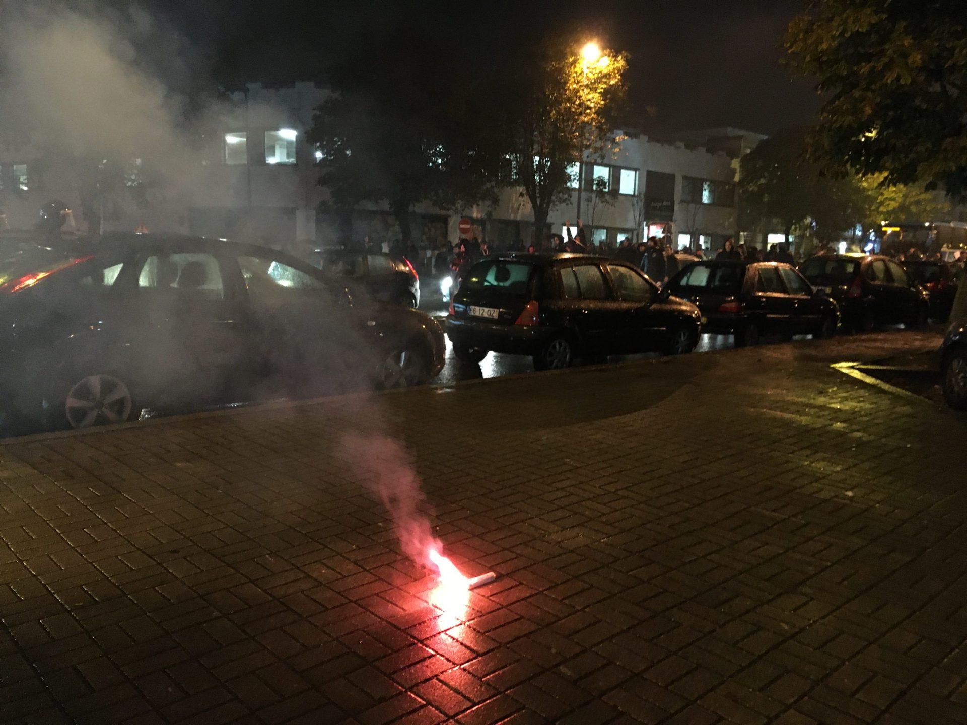 Adeptos do Guimarães atiram tochas incandescentes à PSP