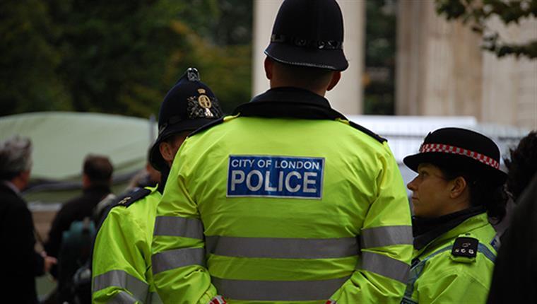 Dois homens detidos por suspeitas de terrorismo em Londres