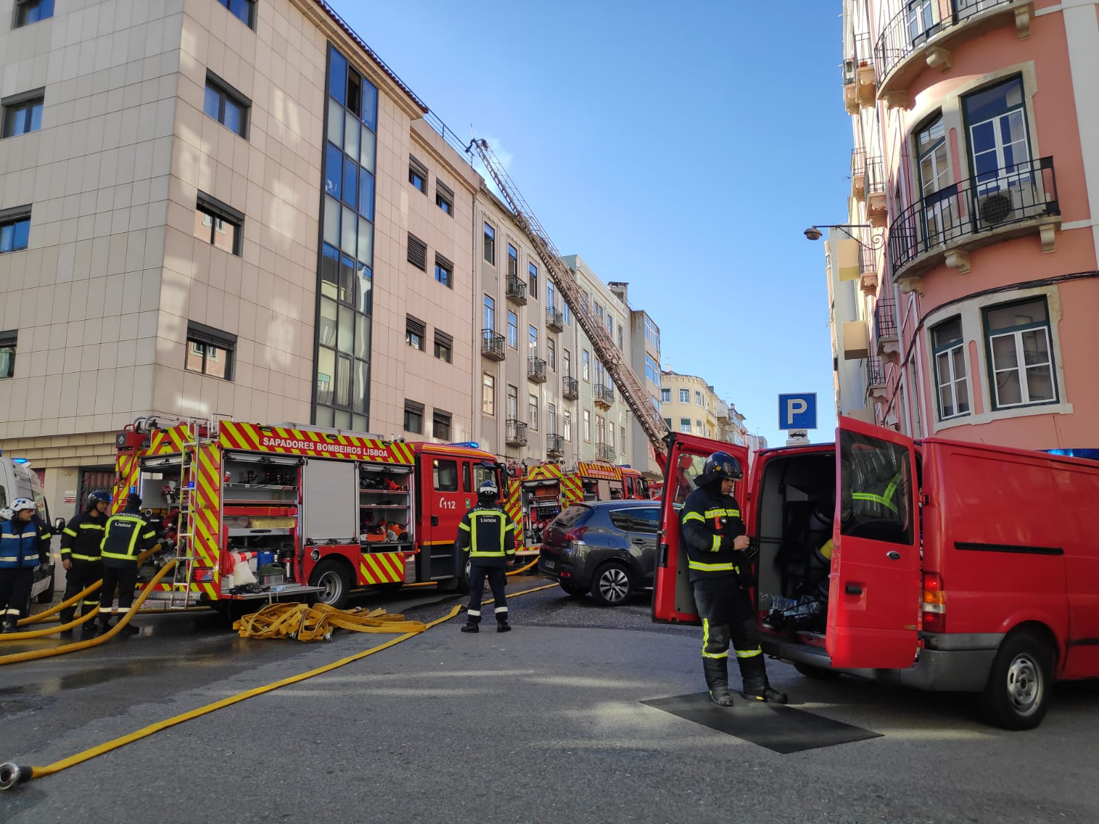 Vídeo mostra violência da chamas de incêndio em bairro de Lisboa | VÍDEO