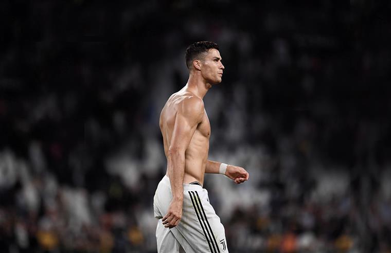 Adeptos elegem Ronaldo pela 13.ª vez para a equipa do ano da UEFA. Português foi o segundo mais votado