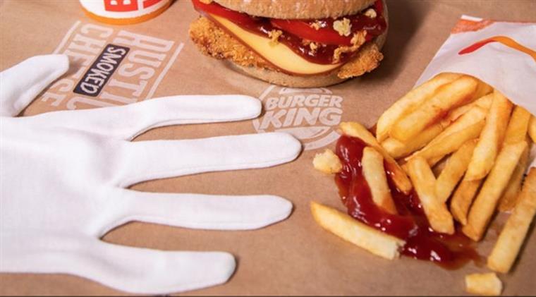 Homem processa Burger King por hambúrger vegan ser cozinhado em grelhador de carne