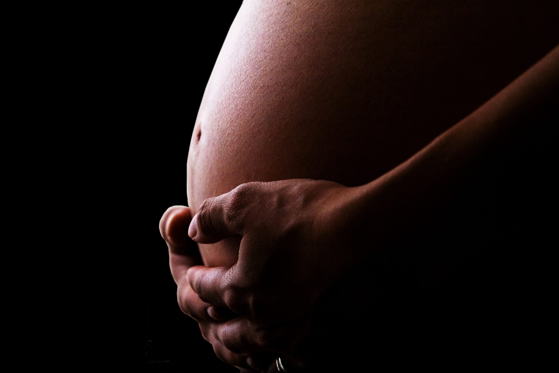 Portuguesa, grávida de oito meses, deixada para trás em autoestrada em França