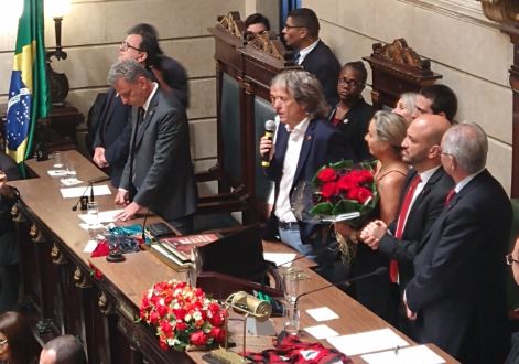 Jorge Jesus emociona-se ao ser homenageado na Câmara do Rio: &#8220;No meu corpo corre sangue brasileiro&#8221;